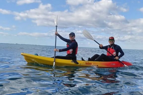 Pareja disfrutando de la ruta en kayak hasta la Torre del Aguiló