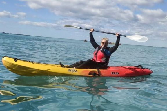 Participante disfrutando de la ruta en kayak por la costa de Villajoyosa