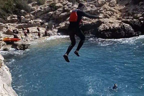 Participante disfrutando de un salto al mar durante la ruta en kayak por Villajoyosa