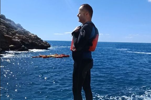 Participante preparándose para saltar al mar durante la excursión en kayak