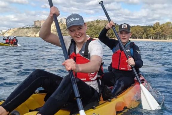 Dos participantes navegando en kayak durante la ruta hacia la Torre del Aguiló