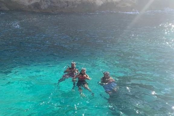Participantes practicando snorkel en aguas cristalinas durante la ruta en kayak