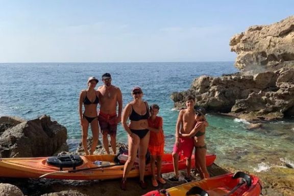 Familia disfrutando de una parada durante la ruta en kayak hasta la Torre del Aguiló