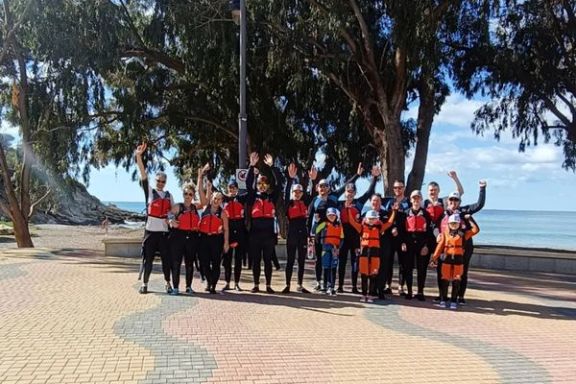 Grupo preparado para comenzar la ruta en kayak desde la Playa del Torres