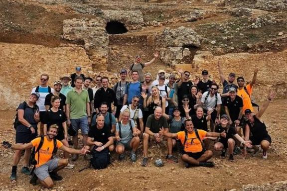 Grupo de senderistas con guías de Alicante Aventura junto al Fuerte de Bèrnia