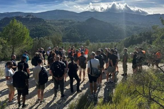Grupo durante una ruta de senderismo entre montañas y pinares de Alicante