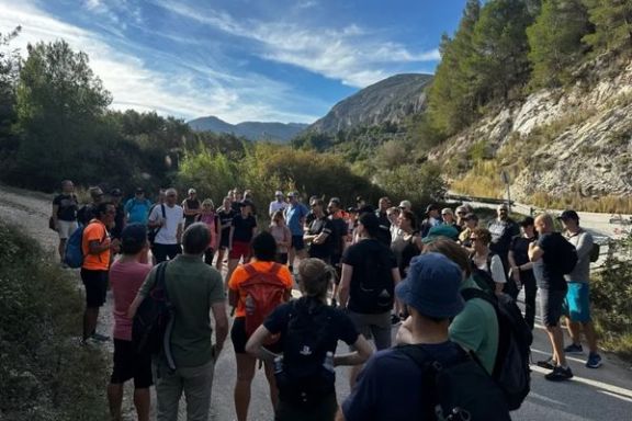 Grupo de senderistas con guías de Alicante Aventura durante una ruta por la montaña