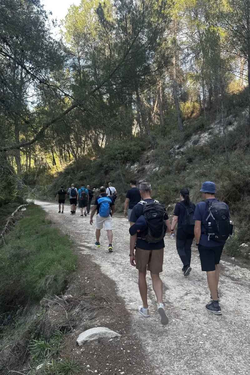 Grupo de senderistas recorriendo un camino de montaña durante una ruta de Alicante Aventura