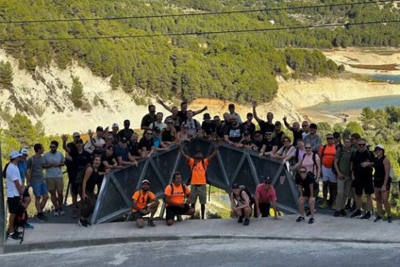 Grupo de senderistas con Alicante Aventura durante la ruta circular del Embalse de Guadalest