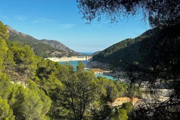 Vista del Embalse de Guadalest entre pinares y montañas de Alicante