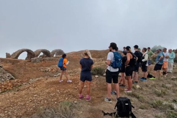 Grupo durante una ruta de senderismo junto a las ruinas del Fuerte de Bèrnia