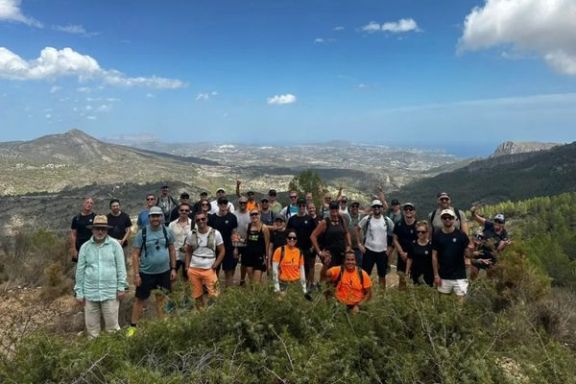 Grupo de senderistas con guías de Alicante Aventura en un mirador de montaña