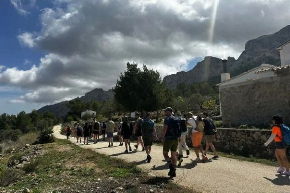 Senderistas recorriendo un camino rural durante una ruta guiada por Alicante