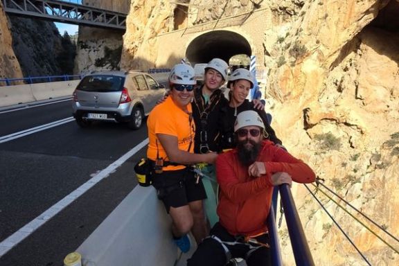 Grupo de participantes y guía tras completar la experiencia de puenting tándem en el Mascarat