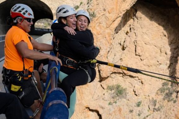 Guía de Alicante Aventura supervisando un salto de puenting tándem en el puente del Mascarat