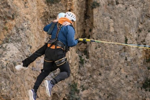 Salto en pareja durante la experiencia de puenting tándem en el Mascarat (Alicante)