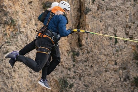 Pareja realizando un salto de puenting tándem en el puente del Mascarat con Alicante Aventura