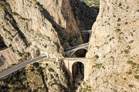 Vista aérea del puente del Mascarat y el cañón donde se realiza el puenting con Alicante Aventura