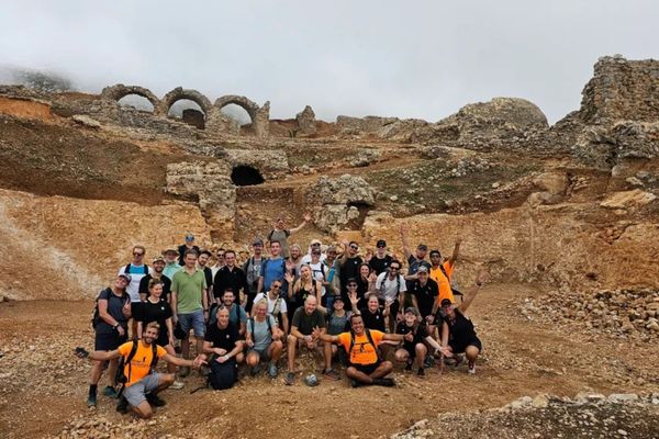 Grupo participando en una jornada de team building con Alicante Aventura