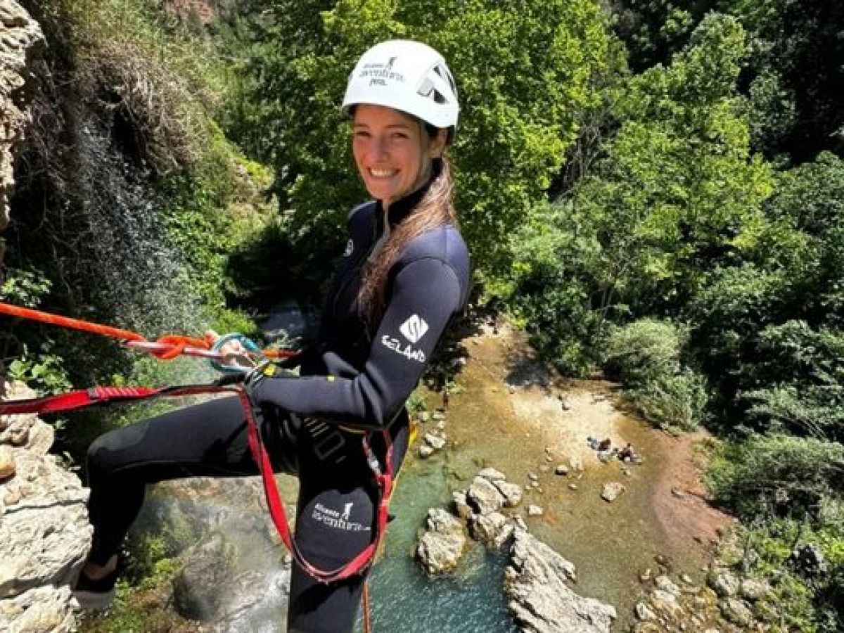 Participante realizando un rápel durante un barranquismo acuático con Alicante Aventura
