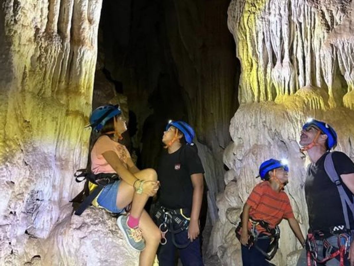 Grupo explorando una cueva durante una experiencia de espeleología con Alicante Aventura