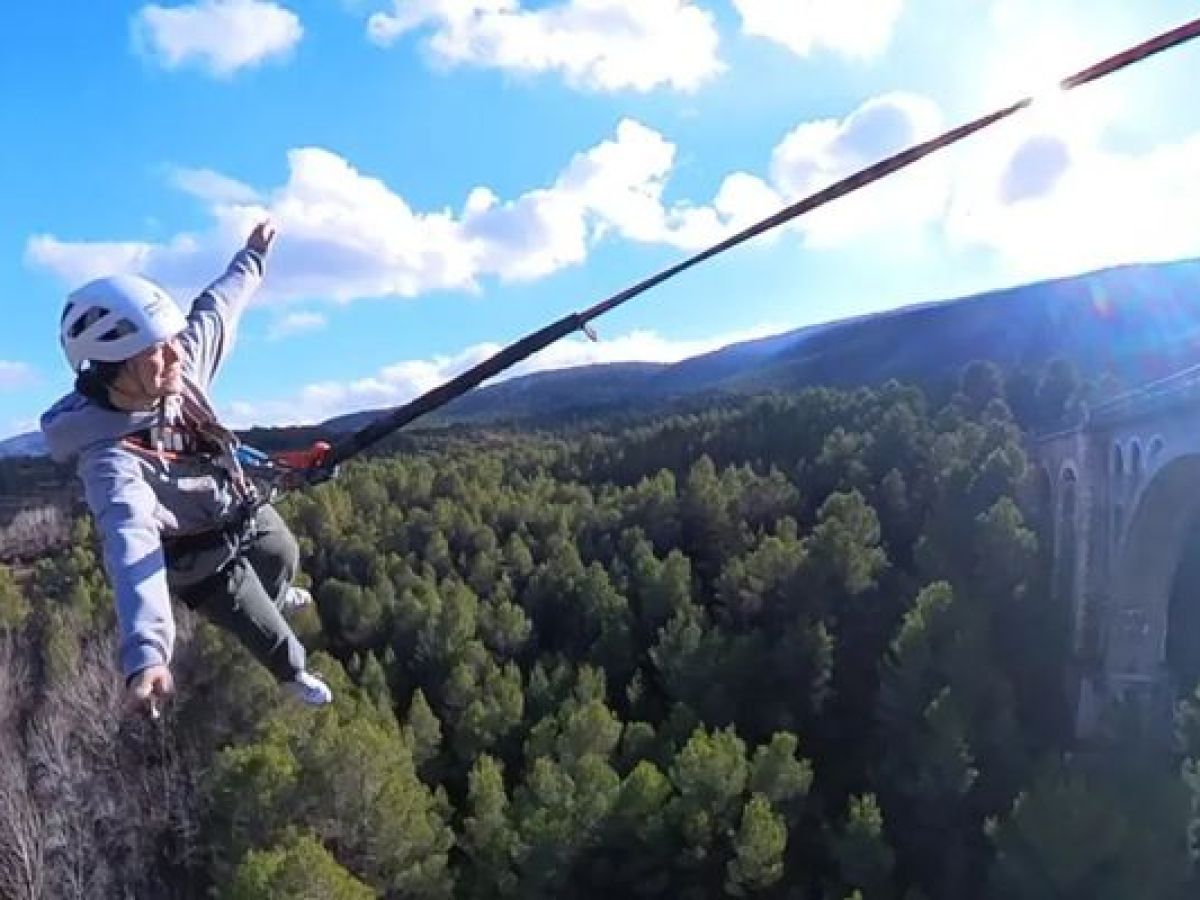 Participante realizando un salto de puenting en Alcoy desde el puente de las Siete Lunas