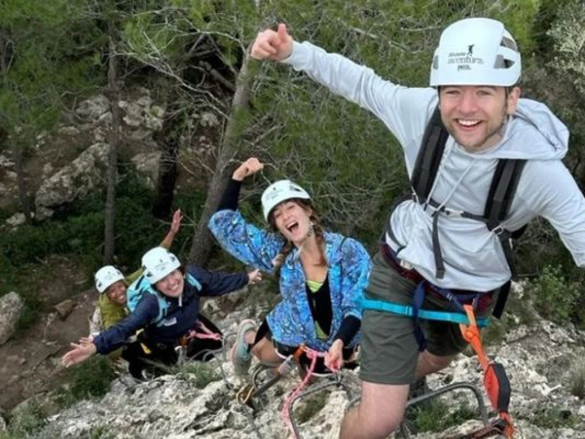 Grupo disfrutando de una vía ferrata en Alicante con Alicante Aventura