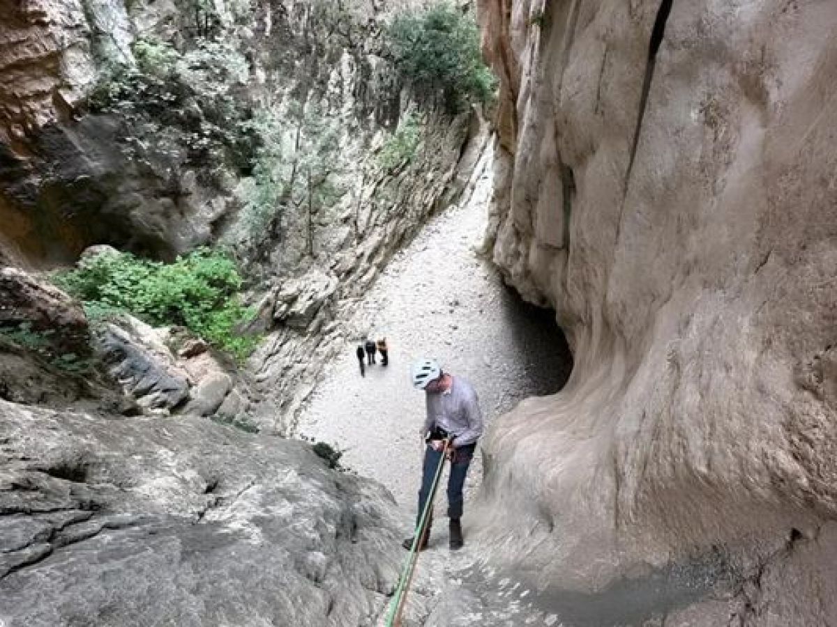 Participante descendiendo en rápel durante un barranco seco con Alicante Aventura
