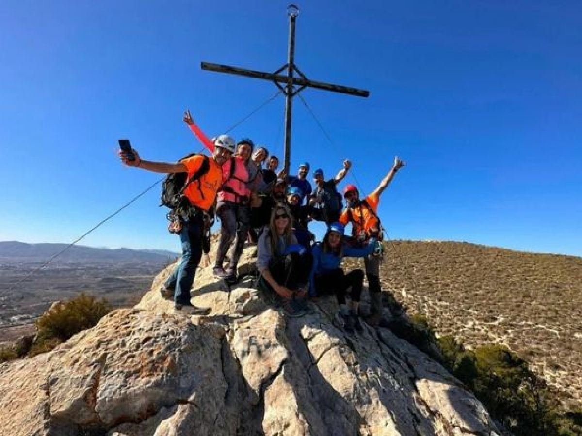 Grupo alcanzando la cima durante una ruta de senderismo con Alicante Aventura