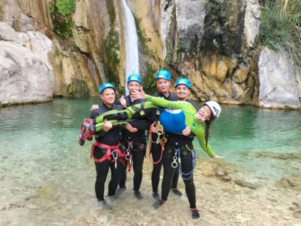 Grupo celebrando el final de un barranquismo acuático con Alicante Aventura