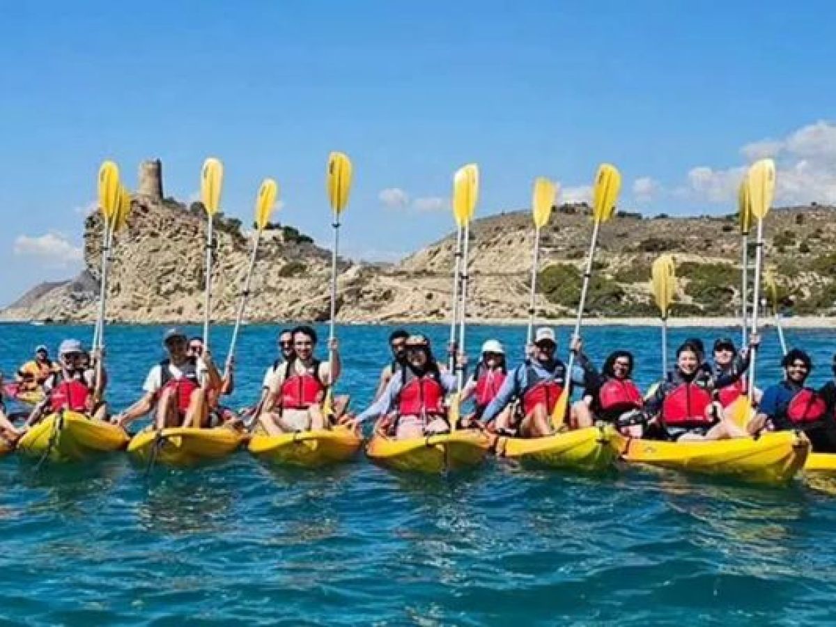 Grupo preparado para una ruta en kayak junto a la isla de Benidorm con Alicante Aventura