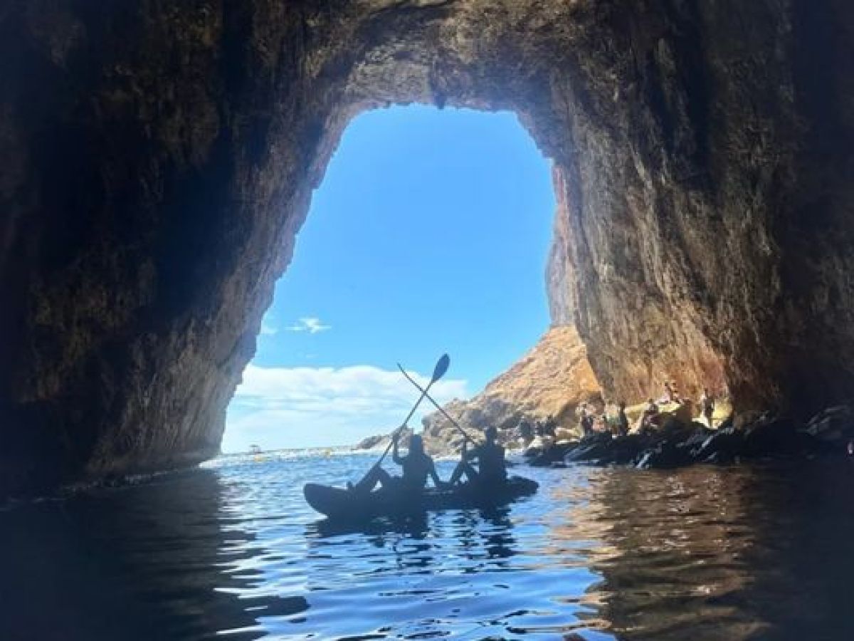 Kayaks entrando en el interior de la Cova Tallada durante una excursión con Alicante Aventura