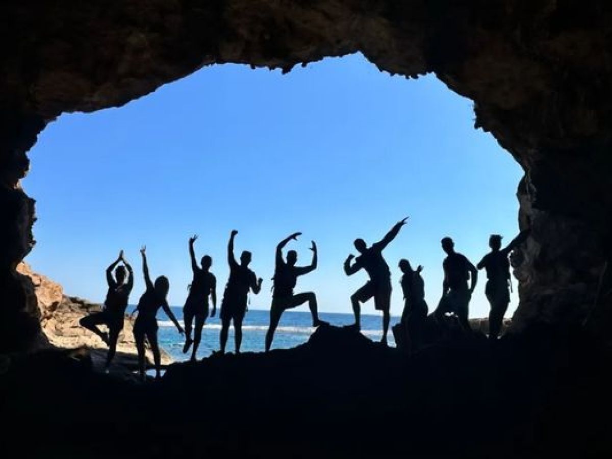 Grupo en el interior de una cueva marina durante una ruta en kayak con Alicante Aventura
