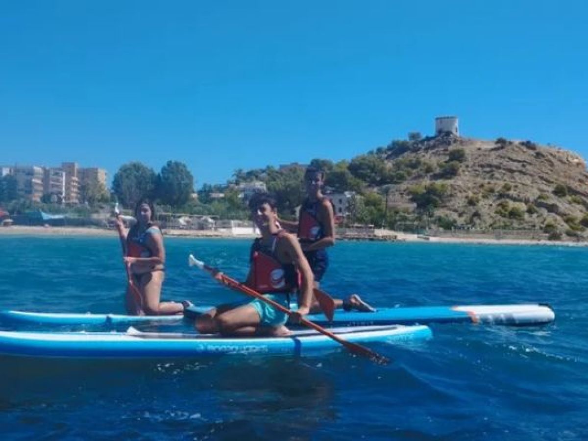 Grupo practicando paddle surf frente a la costa de Villajoyosa con Alicante Aventura
