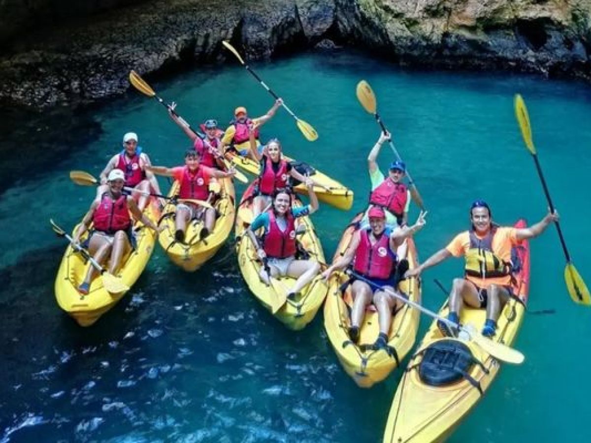 Grupo posando con los kayaks durante una ruta por la Cova Tallada con Alicante Aventura