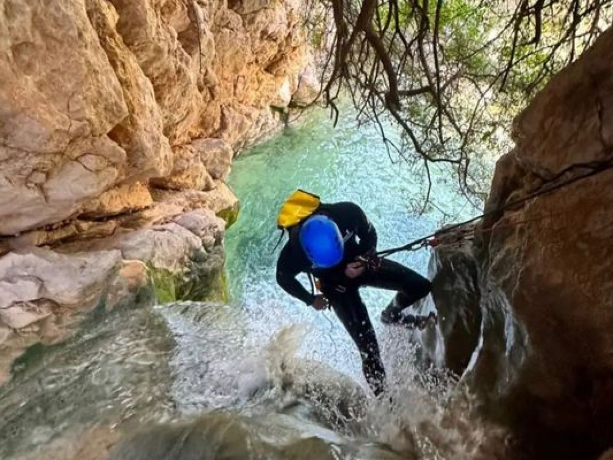 Participante descendiendo un barranco acuático con Alicante Aventura