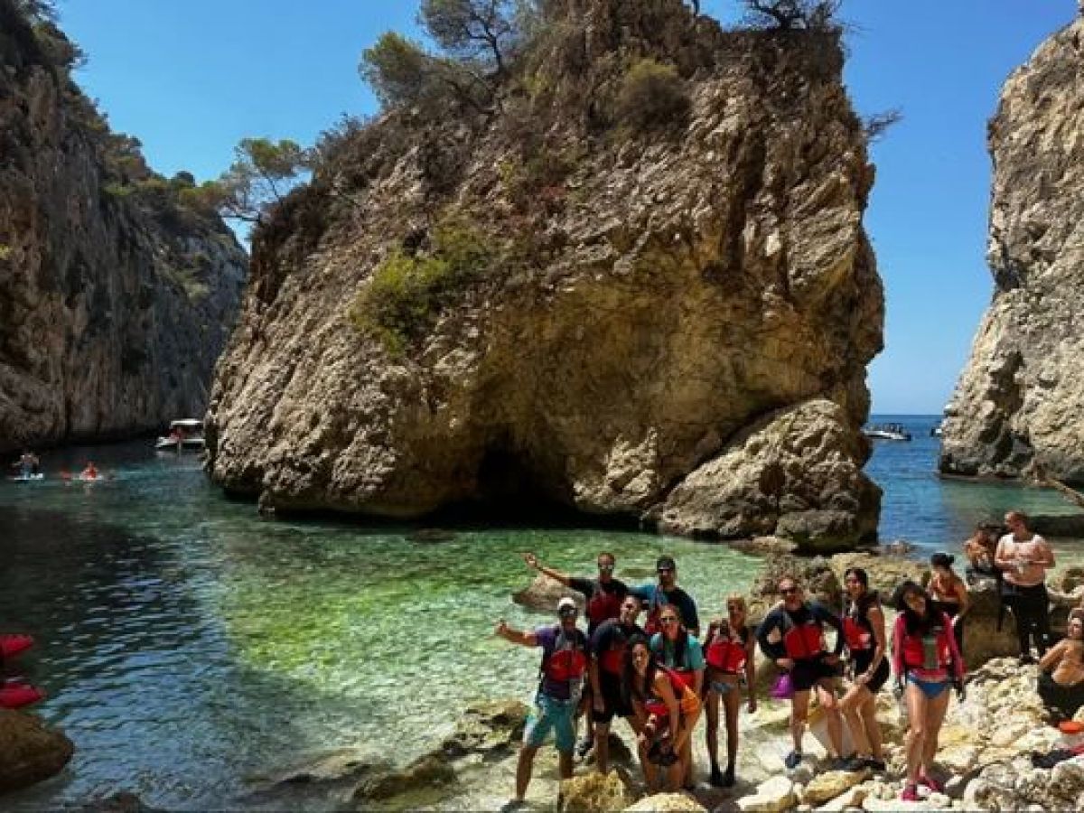 Grupo durante una ruta en kayak en la Cala Granadella con Alicante Aventura