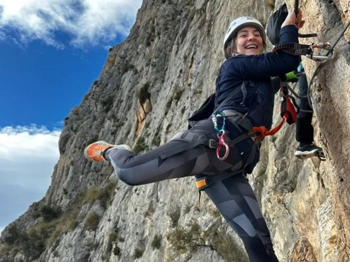 Participante disfrutando de una vía ferrata en Alicante con Alicante Aventura
