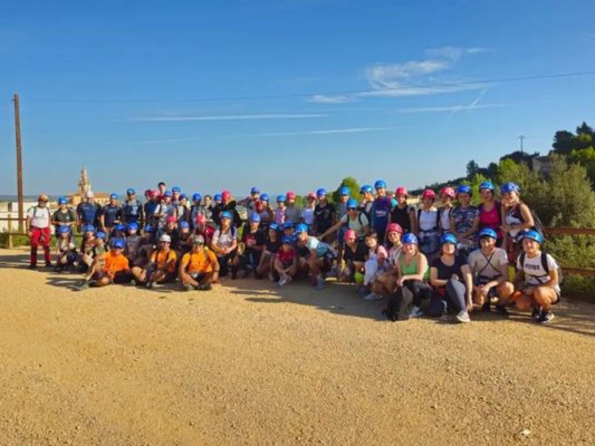 Grupo preparado para comenzar una actividad de aventura con Alicante Aventura