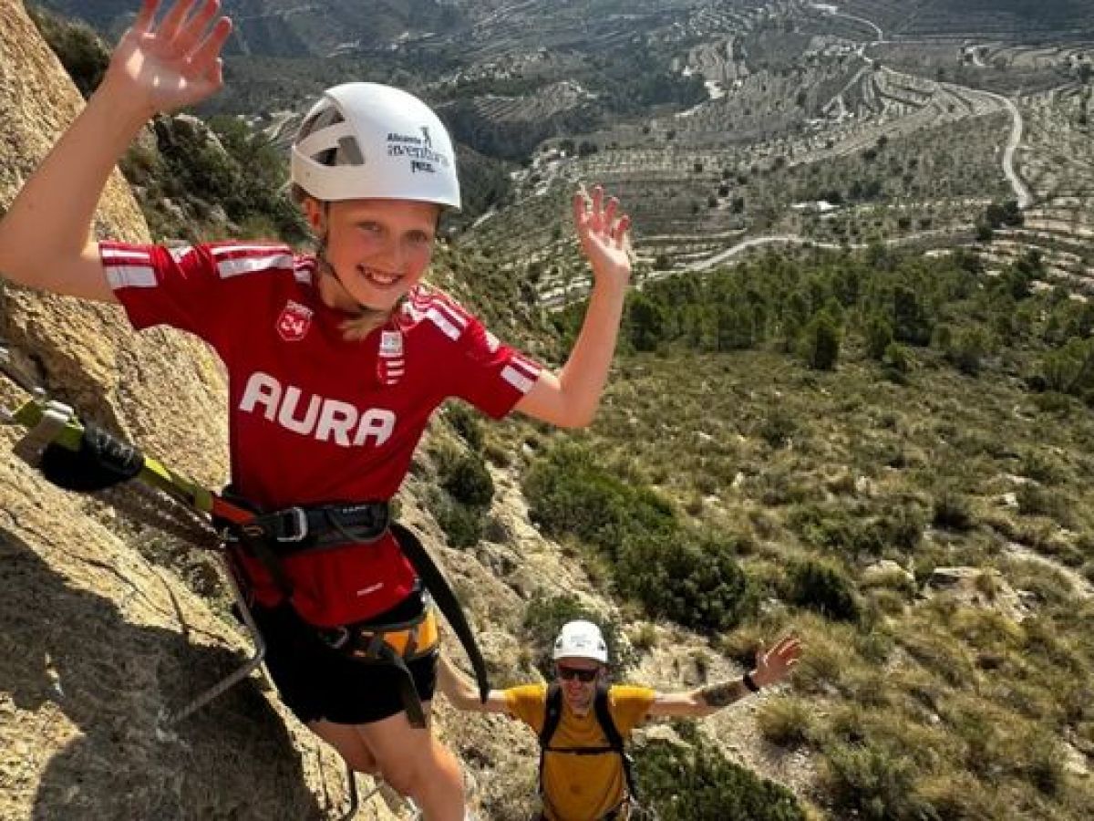 Niña disfrutando de una vía ferrata en Alicante con Alicante Aventura