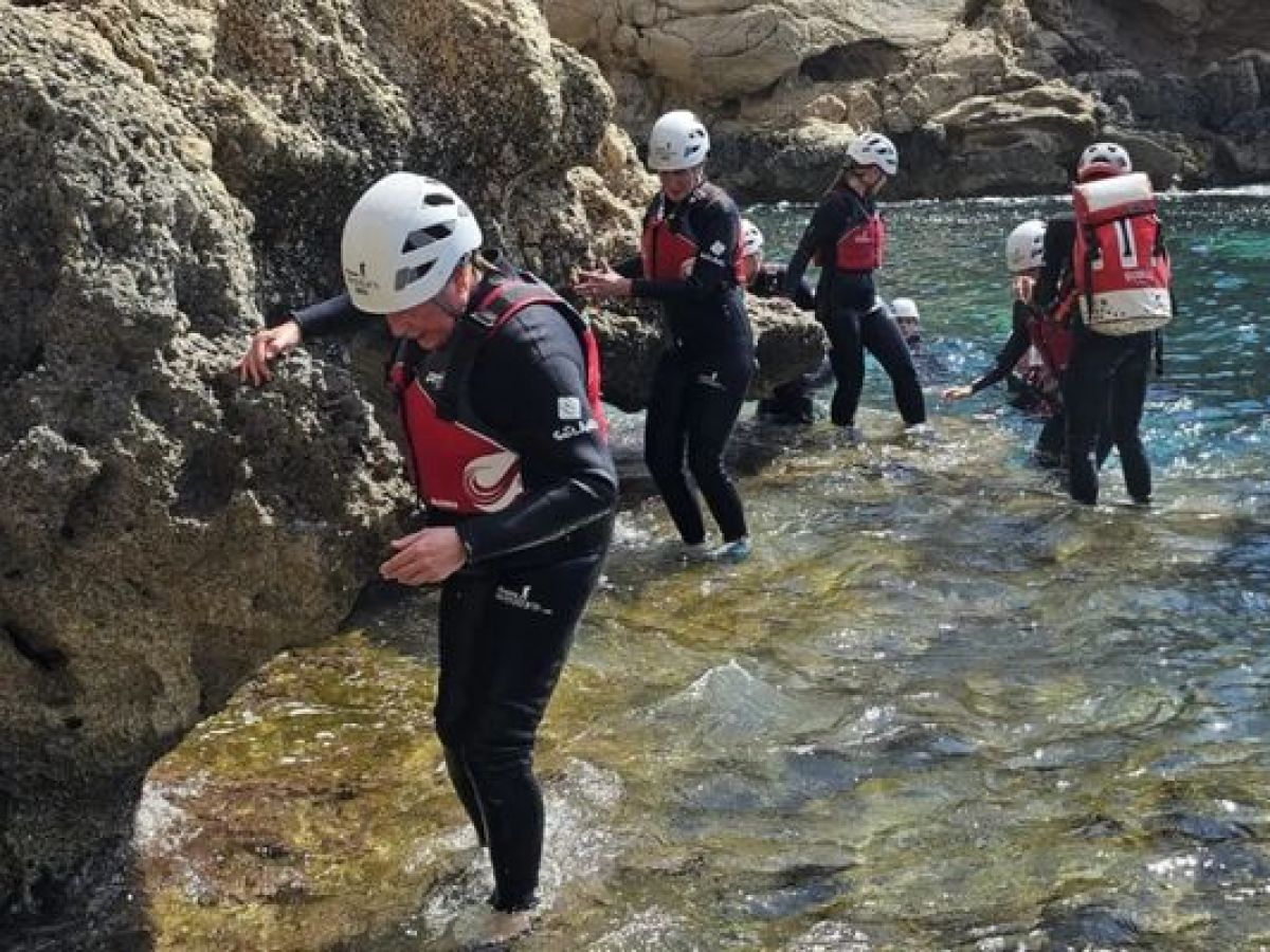 Grupo practicando coasteering por la costa de Alicante con Alicante Aventura