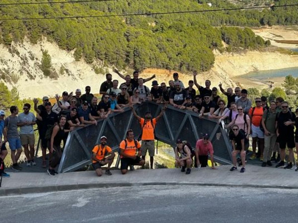 Grupo durante una actividad de Team Building con Alicante Aventura