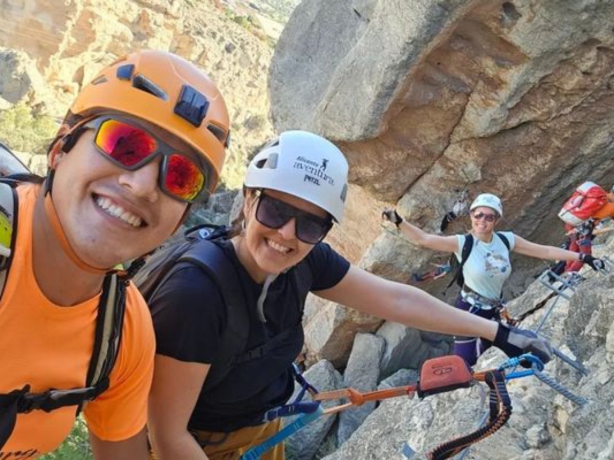 Grupo disfrutando de una vía ferrata en Alicante con Alicante Aventura
