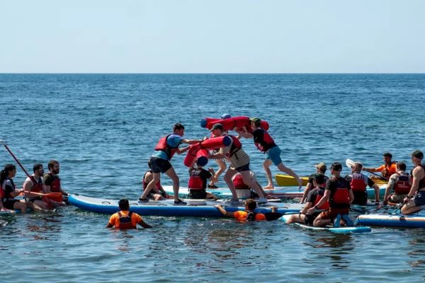 Grupo escolar disfrutando de una actividad de aventura en el mar con Alicante Aventura