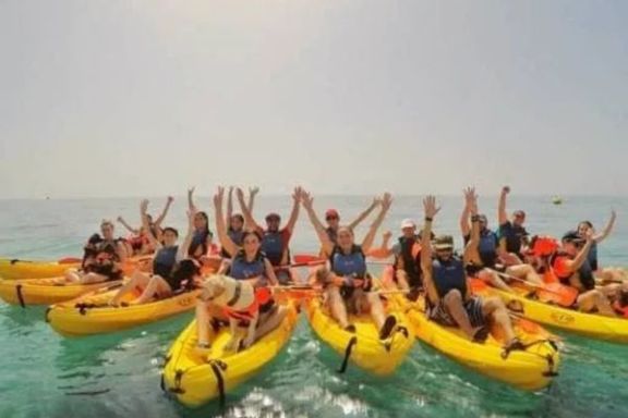 Grupo de participantes disfrutando de la excursión en kayak con perros en Villajoyosa