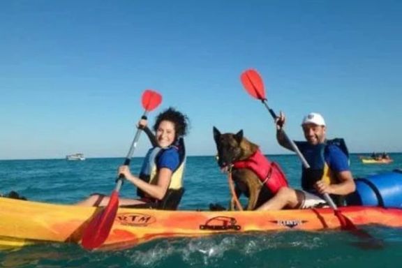 Pareja navegando en kayak con su perro por la costa de Villajoyosa