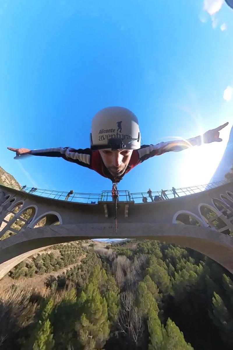 Participante realizando puenting desde el puente de las Siete Lunas en Alcoy