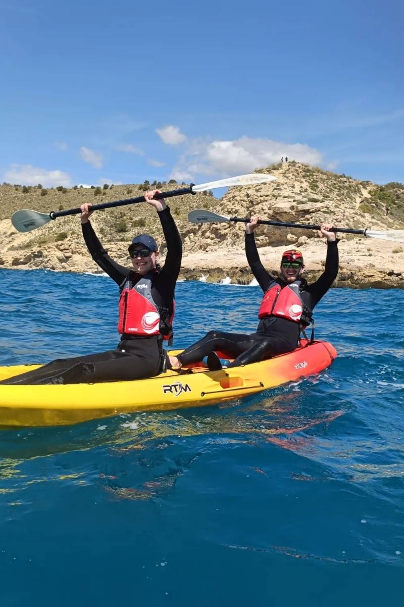 Grupo disfrutando de la ruta en kayak hasta la Torre del Aguiló frente a la costa de Villajoyosa