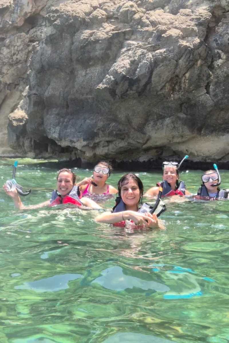 Grupo practicando snorkel durante la ruta en kayak por la Reserva Marina del Cabo de Sant Antoni
