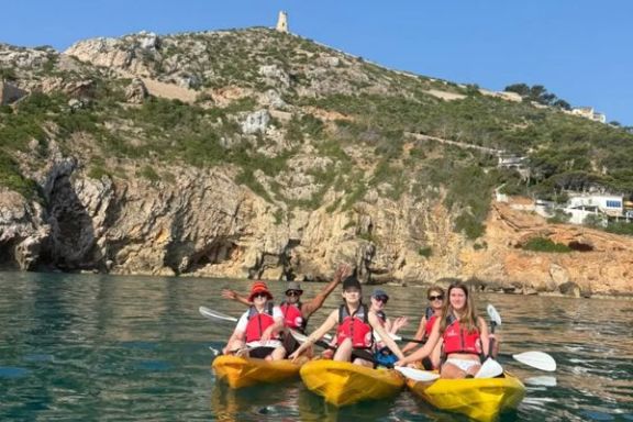 Grupo disfrutando de una ruta en kayak por la Reserva Marina del Cabo de Sant Antoni entre Dénia y Jávea
